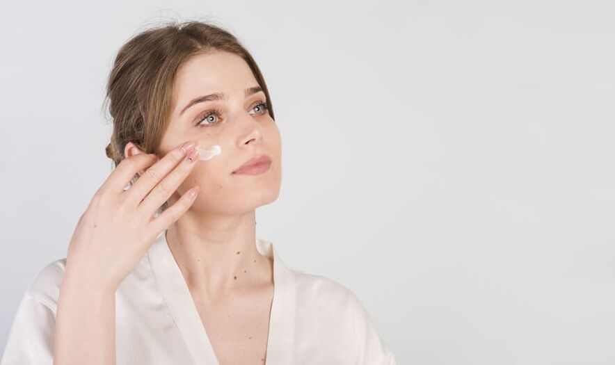 method of applying cream to the facial skin