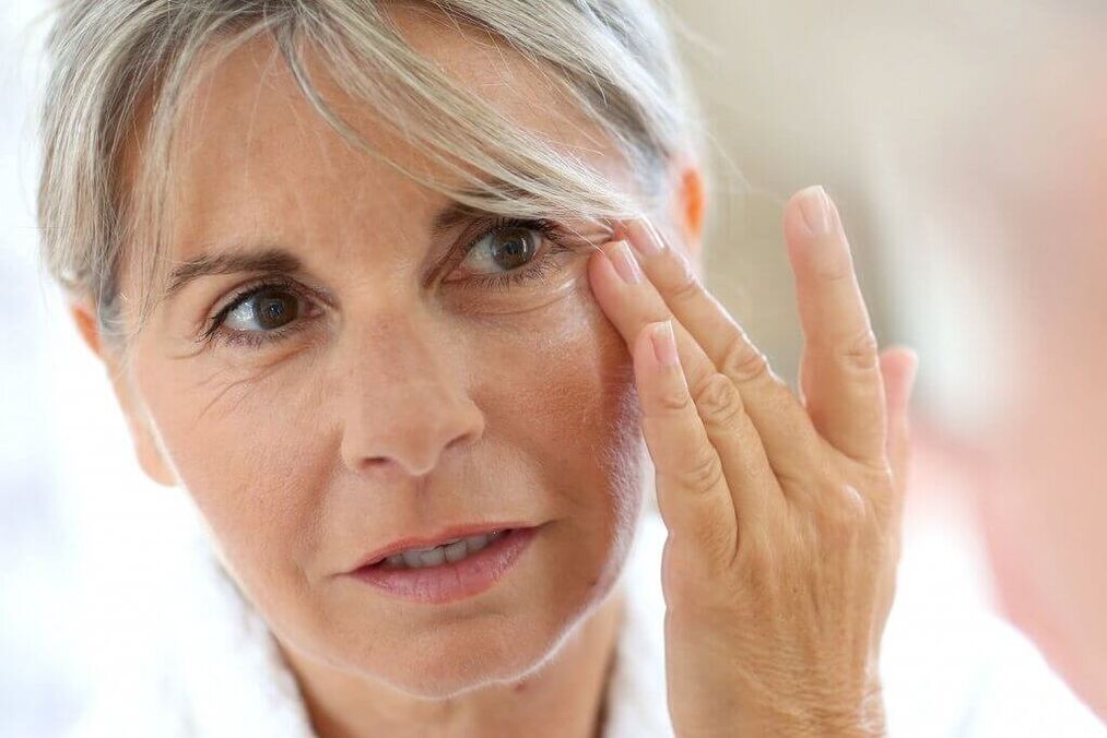 a woman renews the skin around the eyes