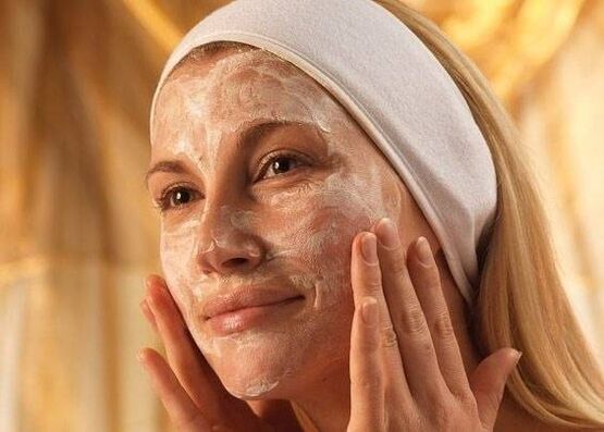 Face mask with pomegranate seed oil in the composition will make wrinkles less noticeable